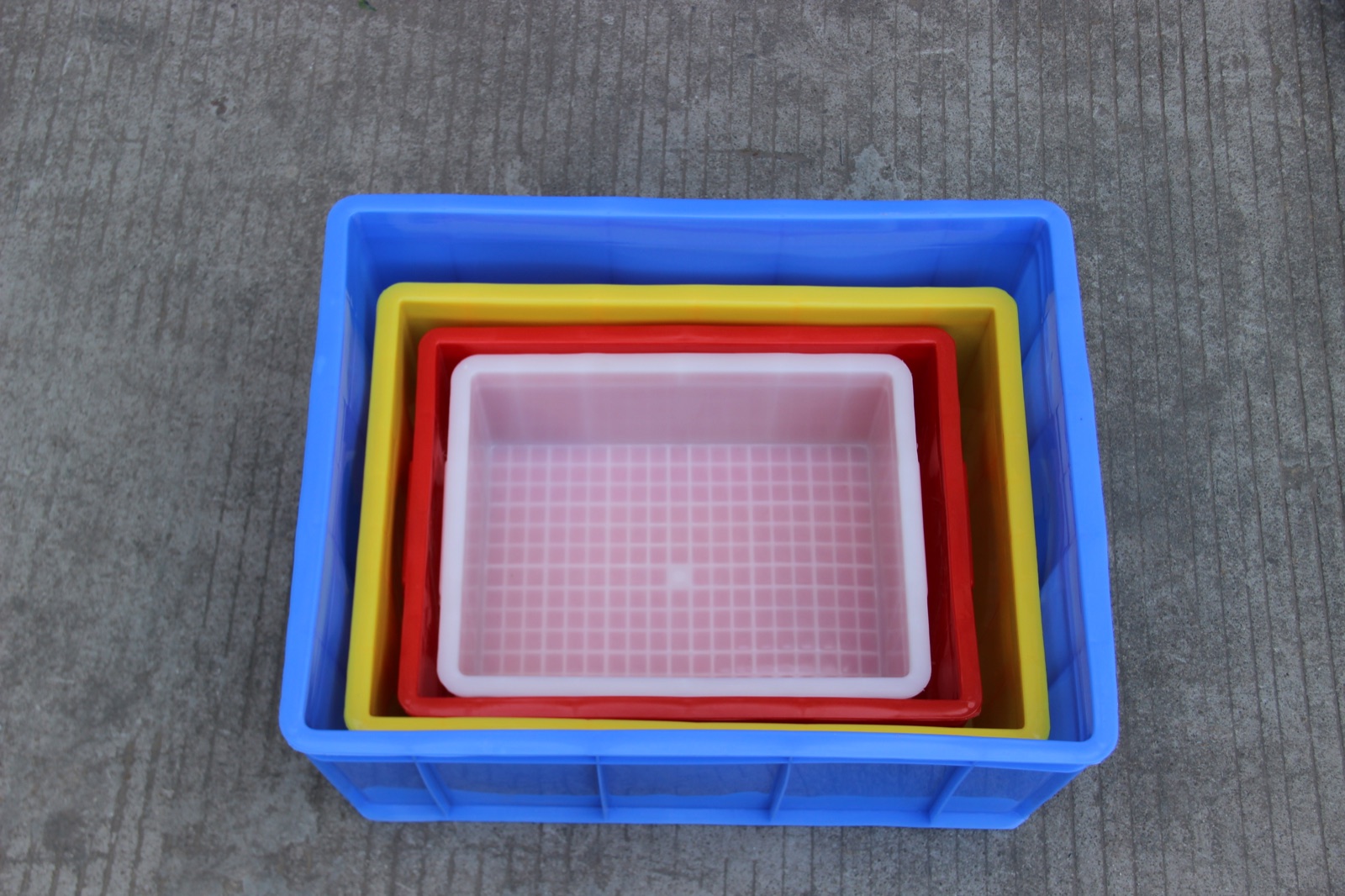 Heavy-Duty Plastic Tote Crates image 2